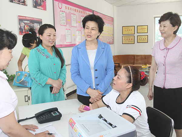 省婦聯(lián)主席陳硯秋現(xiàn)場(chǎng)指導(dǎo)巾幗家政服務(wù)中心工作